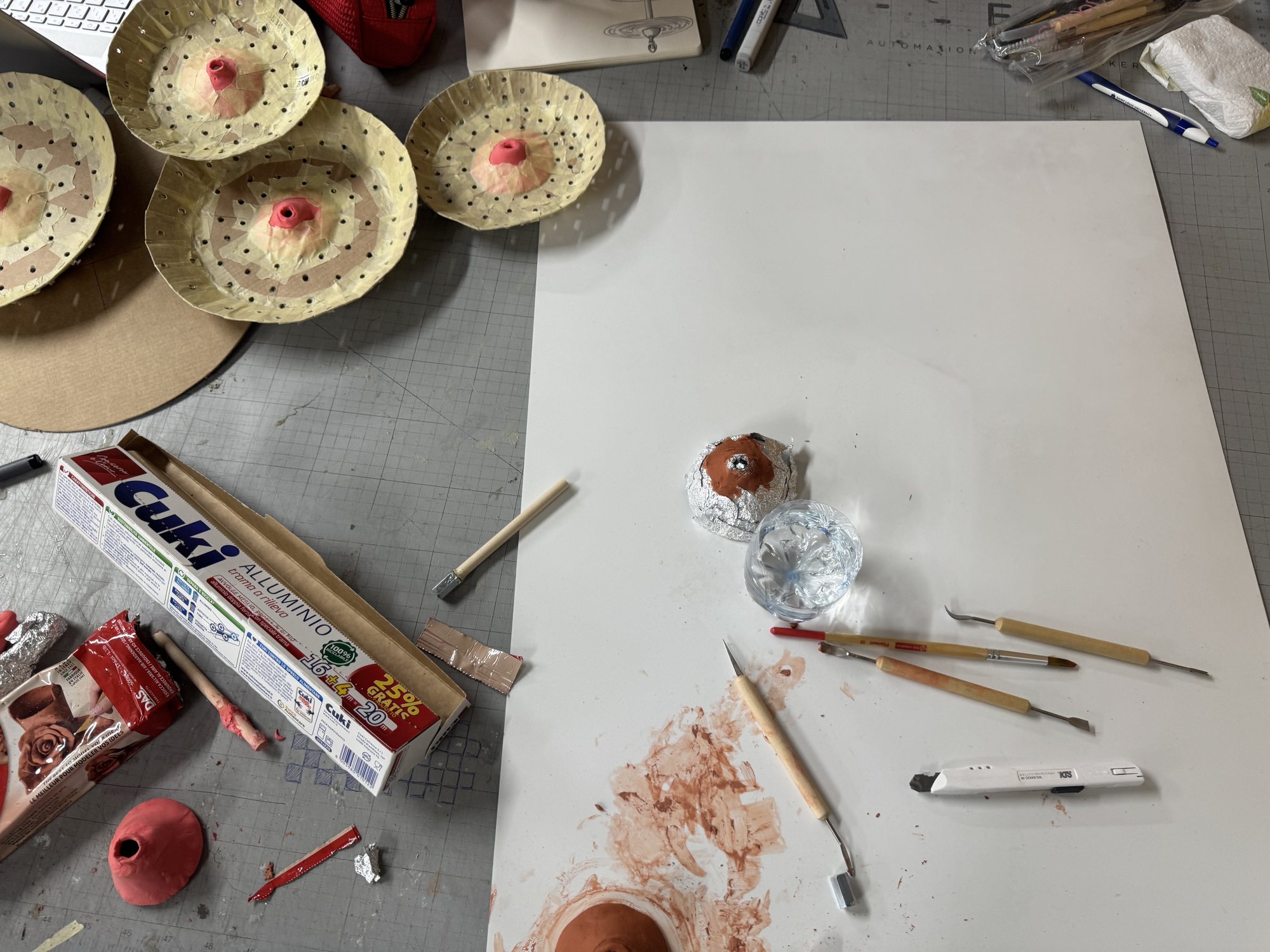 Workbench with paper prototypes of the trays and modelling tools